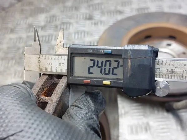 Gebrauchte Bremsscheiben + Beläge + Sattel Volvo V40 image 6