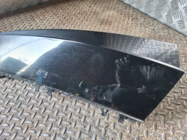 Moldura de pilar Cadillac Escalade OEM 15791311 - Usado image 3