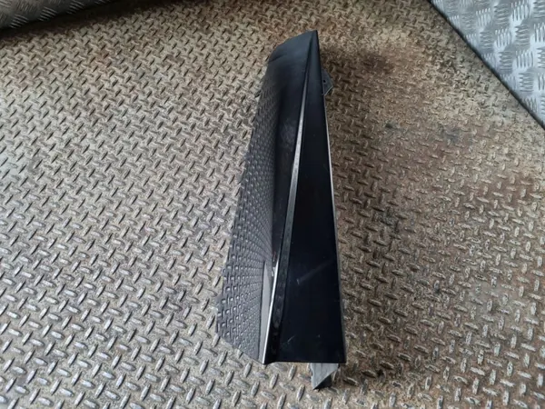 Moldura de pilar Cadillac Escalade OEM 15791311 - Usado image 4