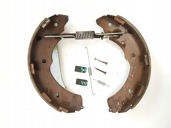 Mitsubishi L200 Käsijarrun kenkät OEM 4600A106 image 2