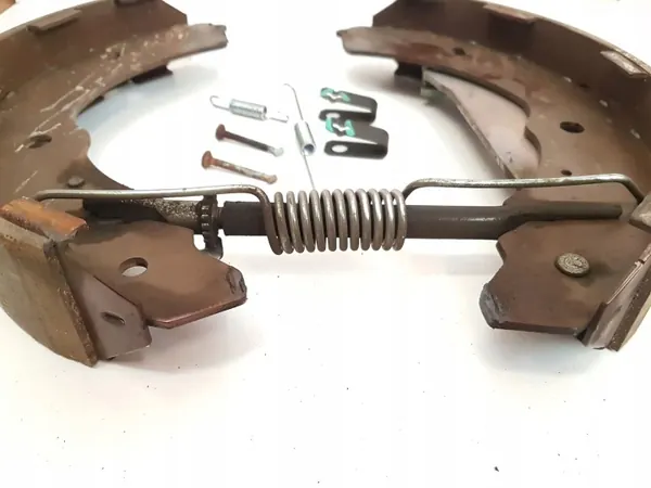 Mitsubishi L200 Käsijarrun kenkät OEM 4600A106 image 4