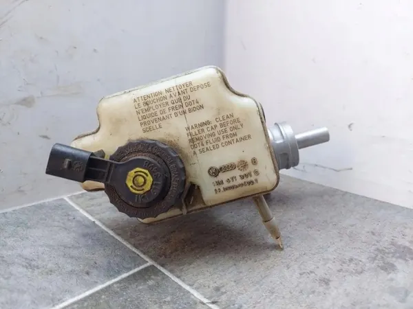 Begagnad VW Bromscylinder OEM 1K1614301C 2.0L Diesel image 2