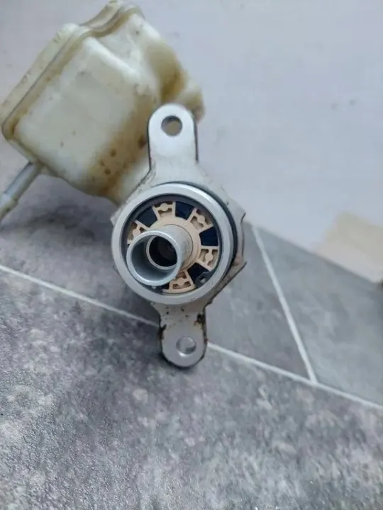 Begagnad VW Bromscylinder OEM 1K1614301C 2.0L Diesel image 5