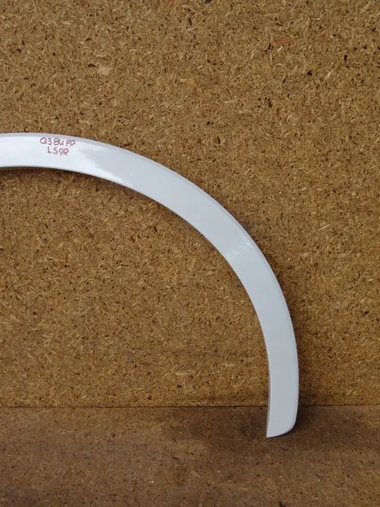 Q3 8U Oikea Etulokasuoja LS9R 2014-2018 OEM image 3