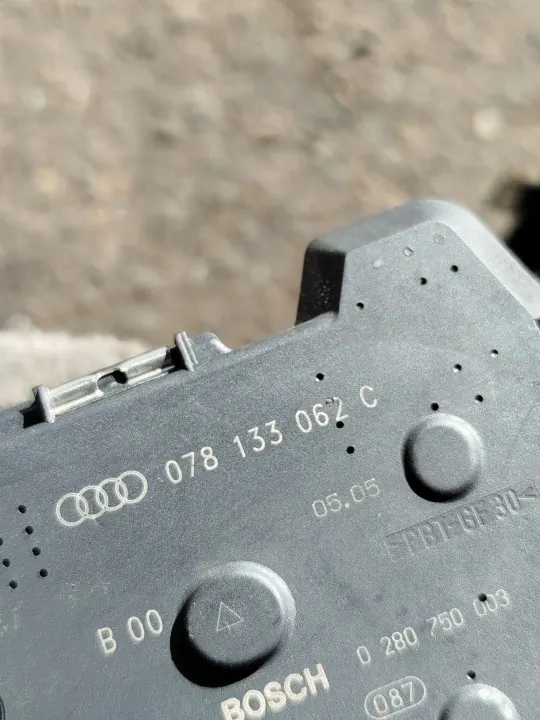 Spjällhus Audi A6 C6 3.2 FSI OEM 078133062C image 6