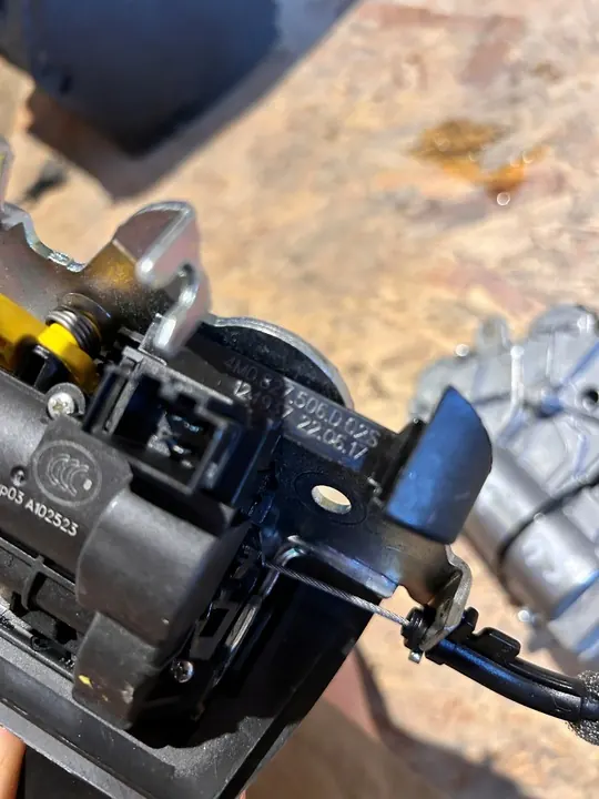 Audi OE Bagagelås 4M0827506D image 2