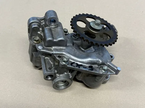 Pompe à huile Mazda CX-5 2.0B Skyactiv PE0114100 OEM image 2