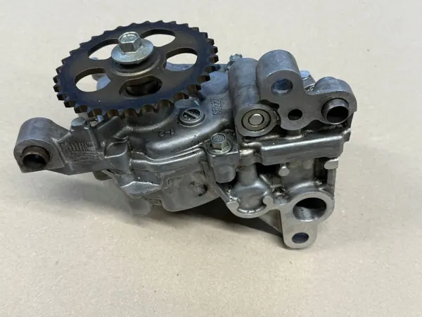 Pompe à huile Mazda CX-5 2.0B Skyactiv PE0114100 OEM image 3