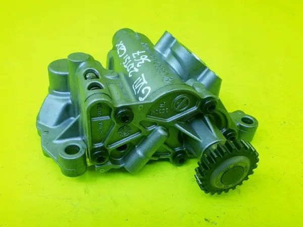 Begagnad oljepump OEM 06H115107AD för VW Golf VII image 2