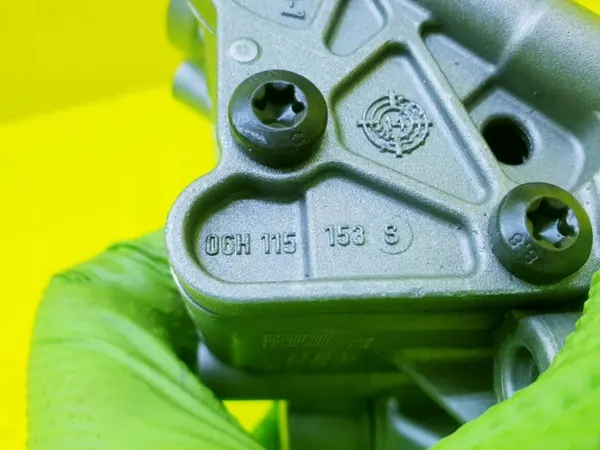 Begagnad oljepump OEM 06H115107AD för VW Golf VII image 3