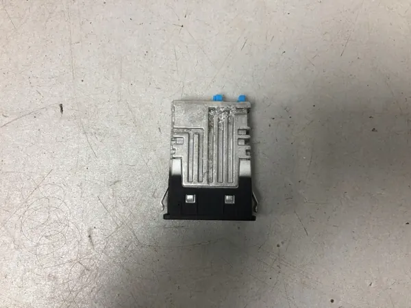 Enchufe doble USB OEM 84105A84160 para BMW i4 G26 2021- image 5