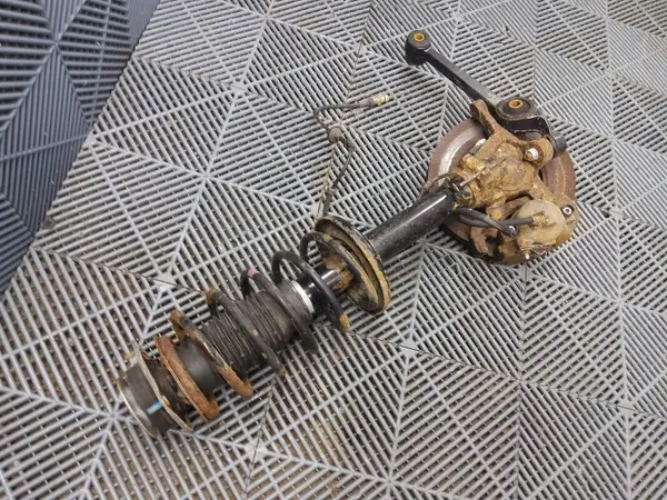 Etupyörän navan OEM 6542128 vasen puoli Ford Scorpio image 2