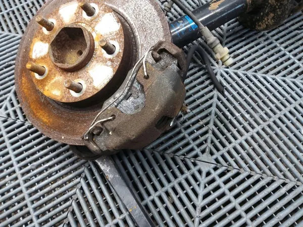 Etupyörän navan OEM 6542128 vasen puoli Ford Scorpio image 5