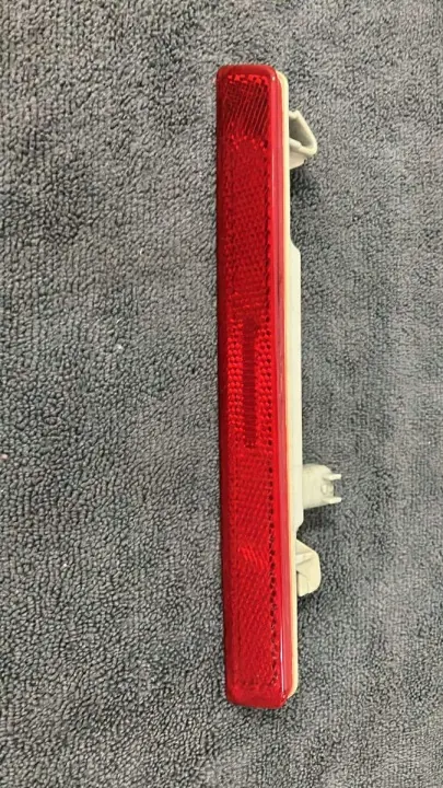 Moulure arrière droite Dodge Challenger OEM 68195796AB image 2
