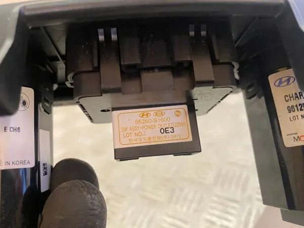 Hyundai Santa Fe 2019 USB-uttag OEM 84641S1020 image 3