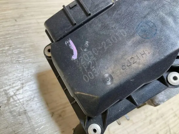 Toyota Kaasutin OEM 3203023010 Yaris 1.3L:lle image 3