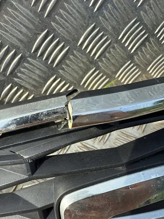 SEAT OE Grille 5F0853654F 9B9 image 4