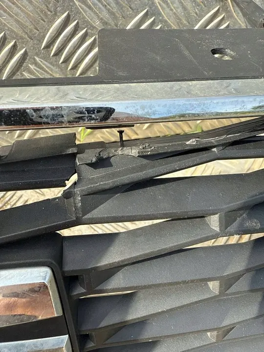 SEAT OE Grille 5F0853654F 9B9 image 5