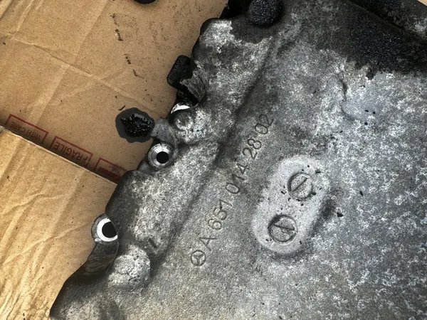 Mercedes W212 W207 W253 4MATIC Oljetank A6510142802 image 3