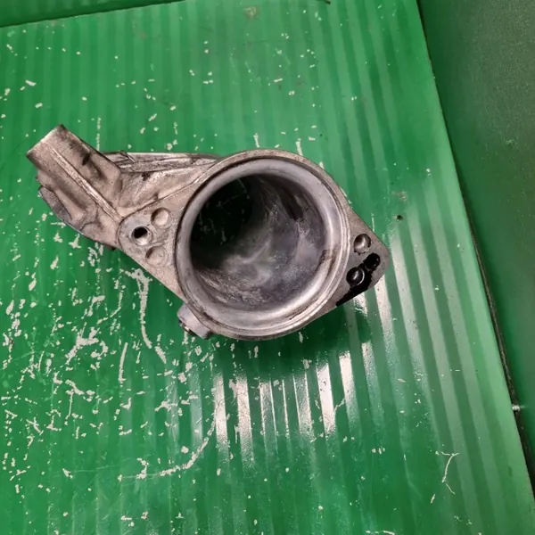 Mercedes C118 Halvaxelfäste OEM A6542200031 image 3