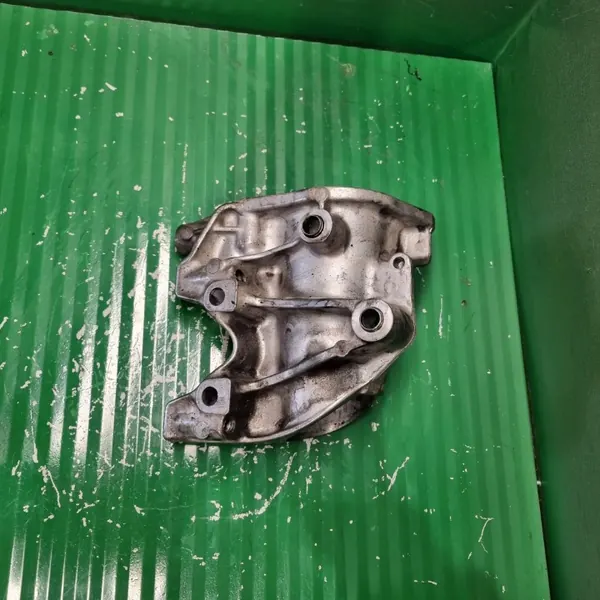 Mercedes C118 Halvaxelfäste OEM A6542200031 image 4