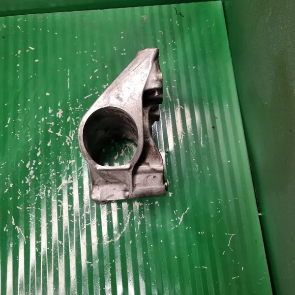 Mercedes C118 Halvaxelfäste OEM A6542200031 image 5