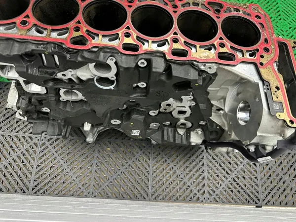 Käytetty BMW moottorilohko OEM 7828912 7-sarja G70 image 5