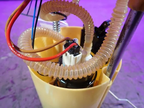 Polttoainepumppu OPEL CORSA D 06-11 1.3 CDTI 13252214 4 PIN image 3