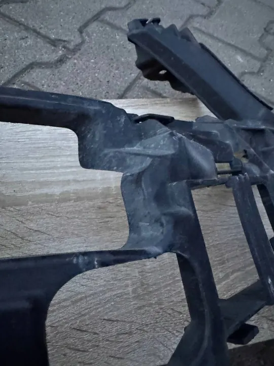 Mercedes-Benz C-Class W204 Framskärm Höger Fäste A2048854265 image 2