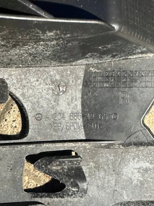 Mercedes-Benz C-Class W204 Framskärm Höger Fäste A2048854265 image 3