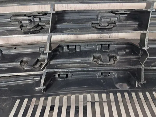 VW Touran 5TA III etupuskurin ritilä OEM 5TA853655 image 10