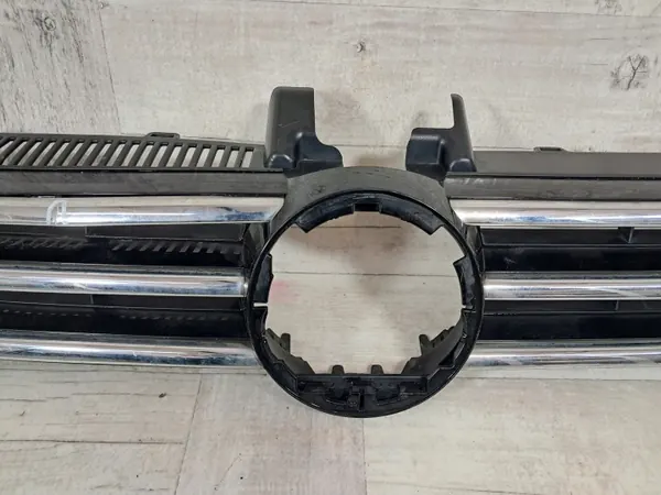 VW Touran 5TA III etupuskurin ritilä OEM 5TA853655 image 3