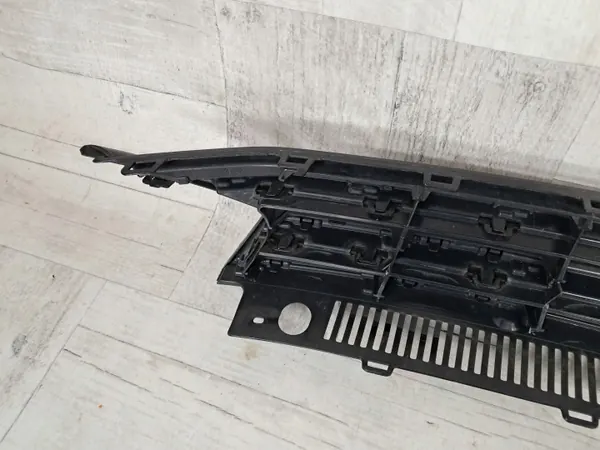 VW Touran 5TA III etupuskurin ritilä OEM 5TA853655 image 9