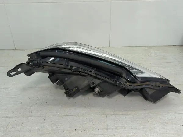 Farol esquerdo Lexus UX LED 2021 Usado image 4