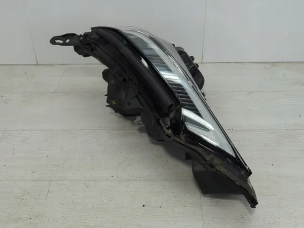 Farol esquerdo Lexus UX LED 2021 Usado image 5