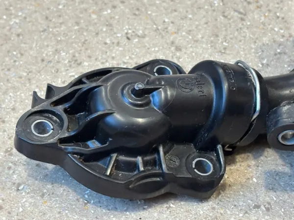 Carcasa termostato OEM 4127170 para BMW X2 F39 image 4