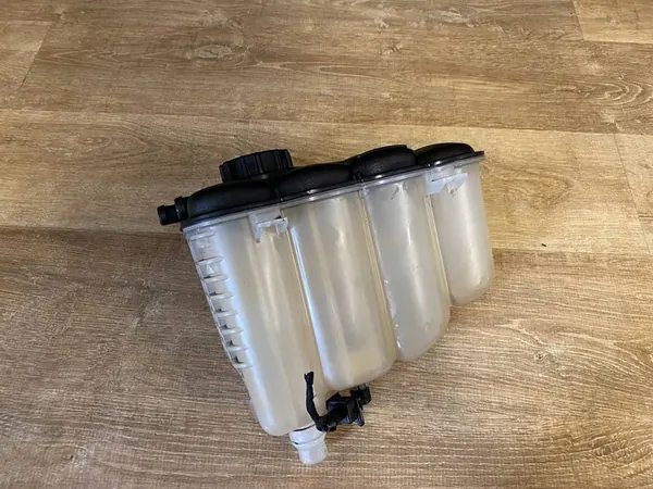 Jaguar OE YC15-8B099-AA Expansietank image 2