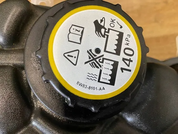 Jaguar OE YC15-8B099-AA Expansietank image 4