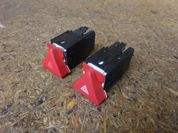 VW GOLF V 03-08 Warnblinkschalter 1K0953509A image 4