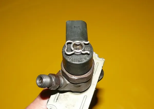 Iniettore Audi A8 D2 3.3 TDI 225CV AKF Lift 057130276G image 2