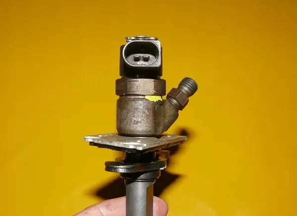 Iniettore Audi A8 D2 3.3 TDI 225CV AKF Lift 057130276G image 3