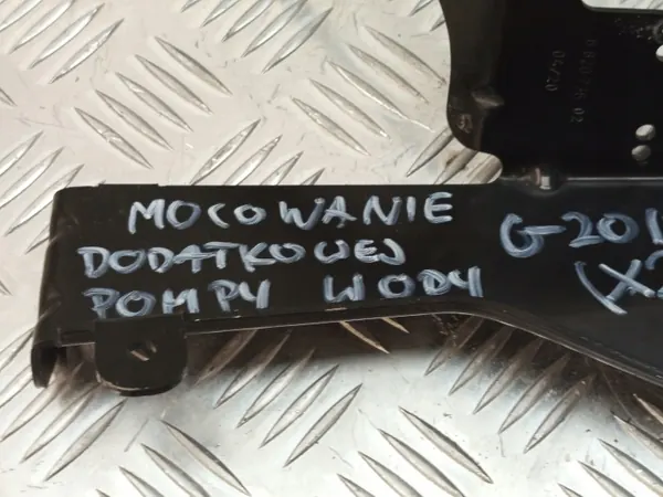 BMW G20 G30 Waterpompbeugel OEM 6820736 image 5