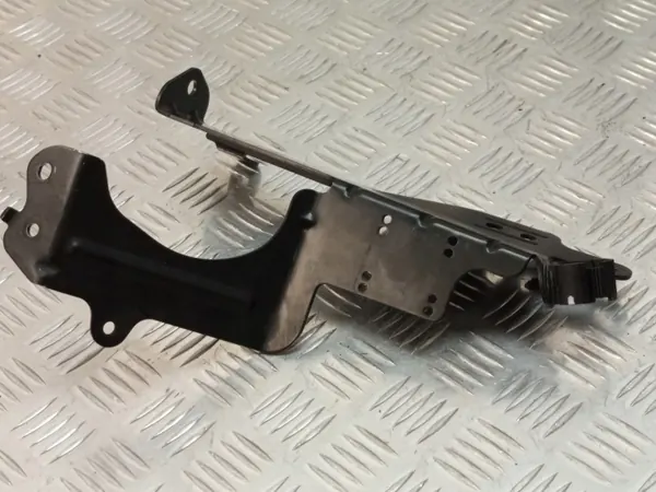 BMW G20 G30 Waterpompbeugel OEM 6820736 image 7