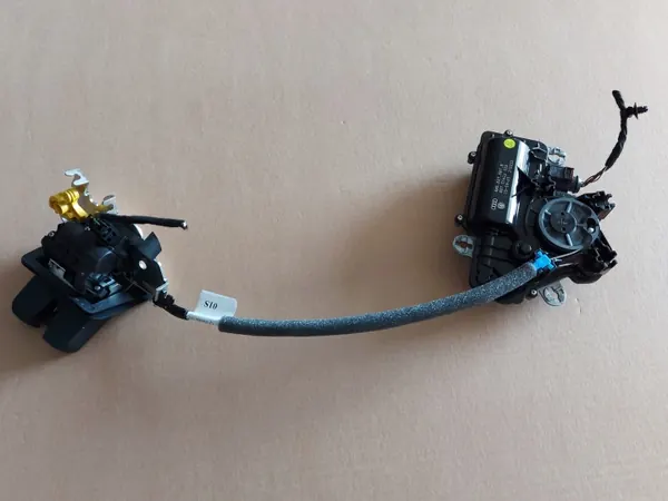 Audi Q7 Heckklappenverriegelung OEM 4M0827887B - Gebraucht image 2