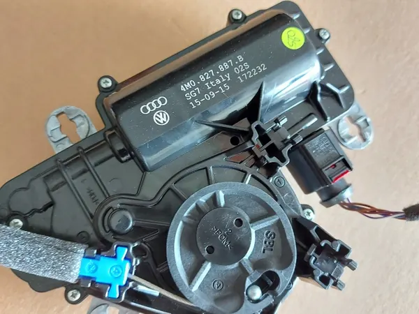 Audi Q7 Heckklappenverriegelung OEM 4M0827887B - Gebraucht image 4