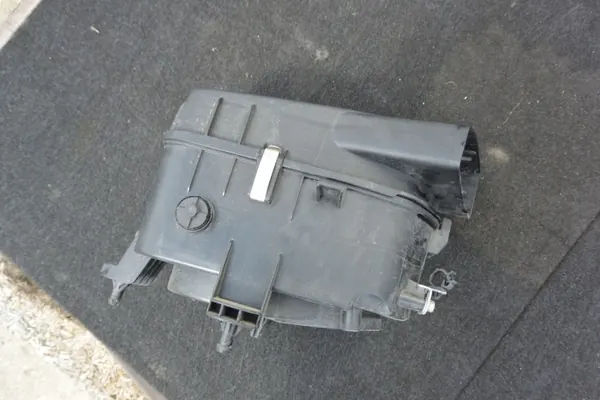 Ilmansuodatin Kotelo OEM 670001543 Maseratille image 4