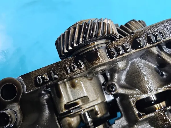 Bomba de aceite usada OEM 03L103537 para VW Tiguan I 2.0 TDI image 9