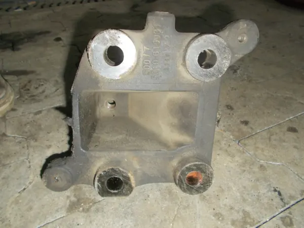 Engine Mount Right OEM for Renault 220 DCI image 3