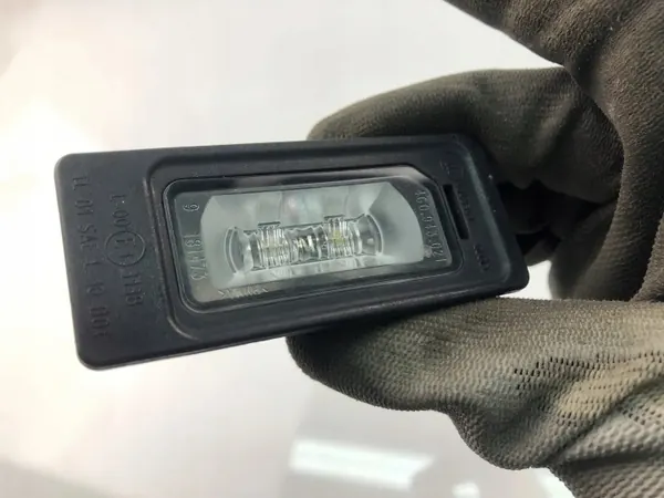 Éclairage plaque OEM 181473 pour Audi A4 B8 image 3