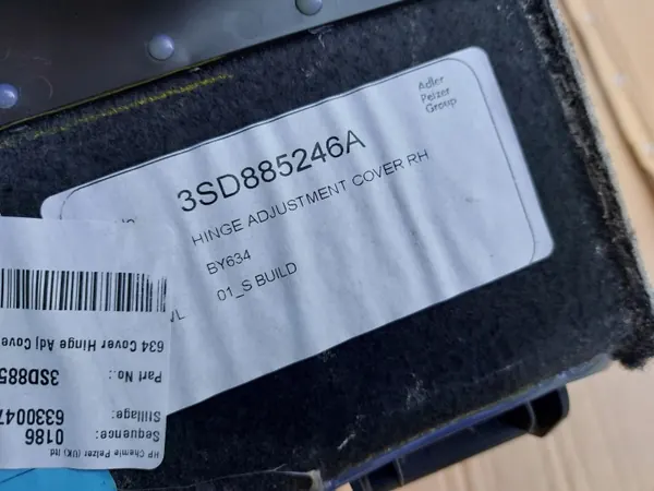 OEM 3SD885246A Höger bak gångjärnsskydd Bentley GT image 3